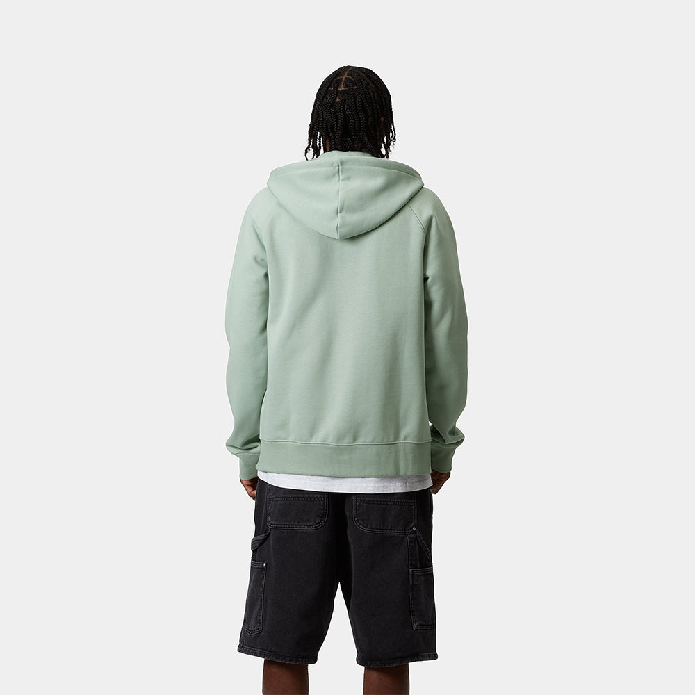 „Hellgrüne Carhartt WIP Chase Zip Hoodie in (Frosted Green mit durchgehendem Reißverschluss und goldenem Logo-Stick am Ärmel bei Stickabush Berlin.“