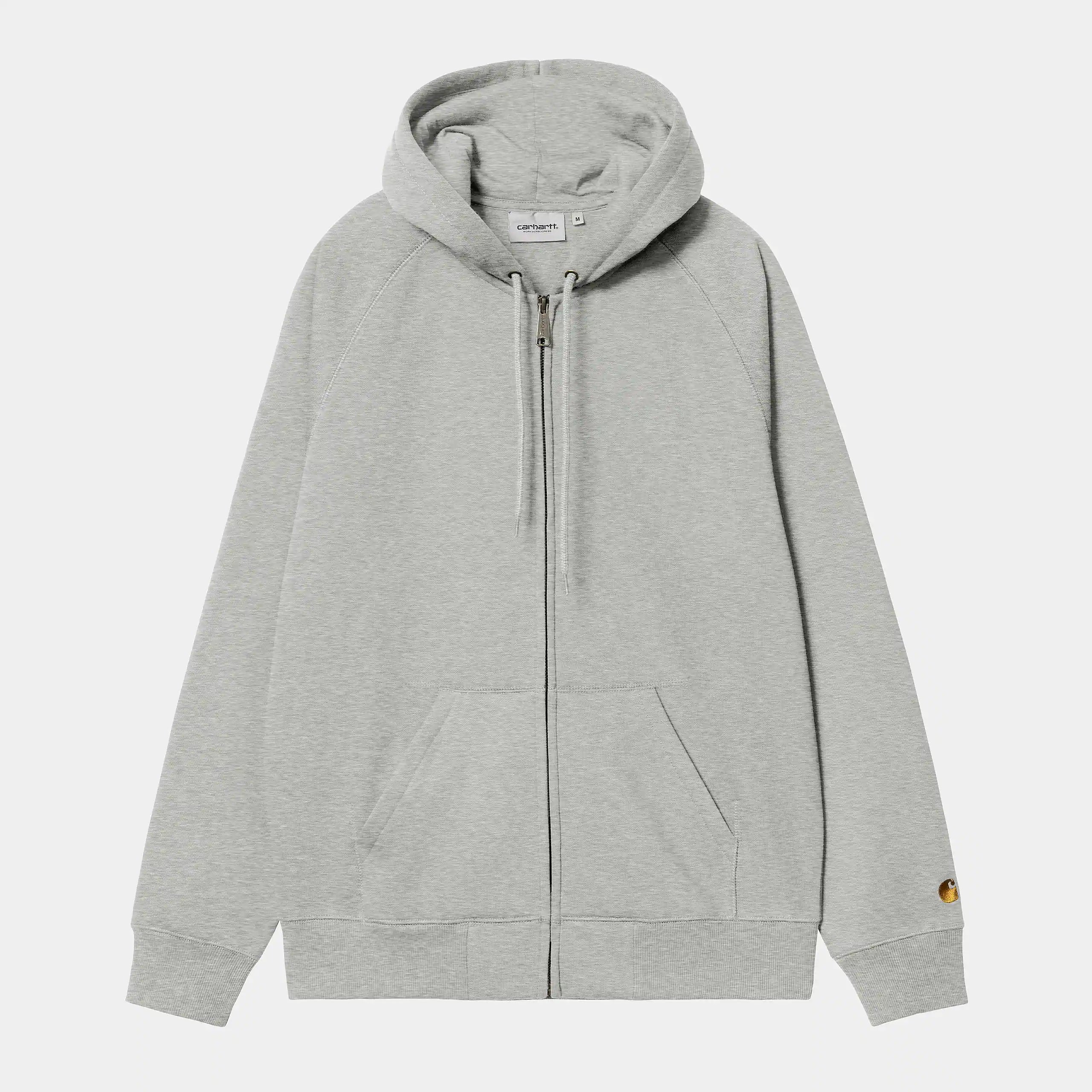 “Carhartt WIP Hooded Chase Jacket in Grey Heather, aus Baumwollmix, mit Reißverschluss, Kapuze und goldener Logo-Stickerei am Ärmel.“