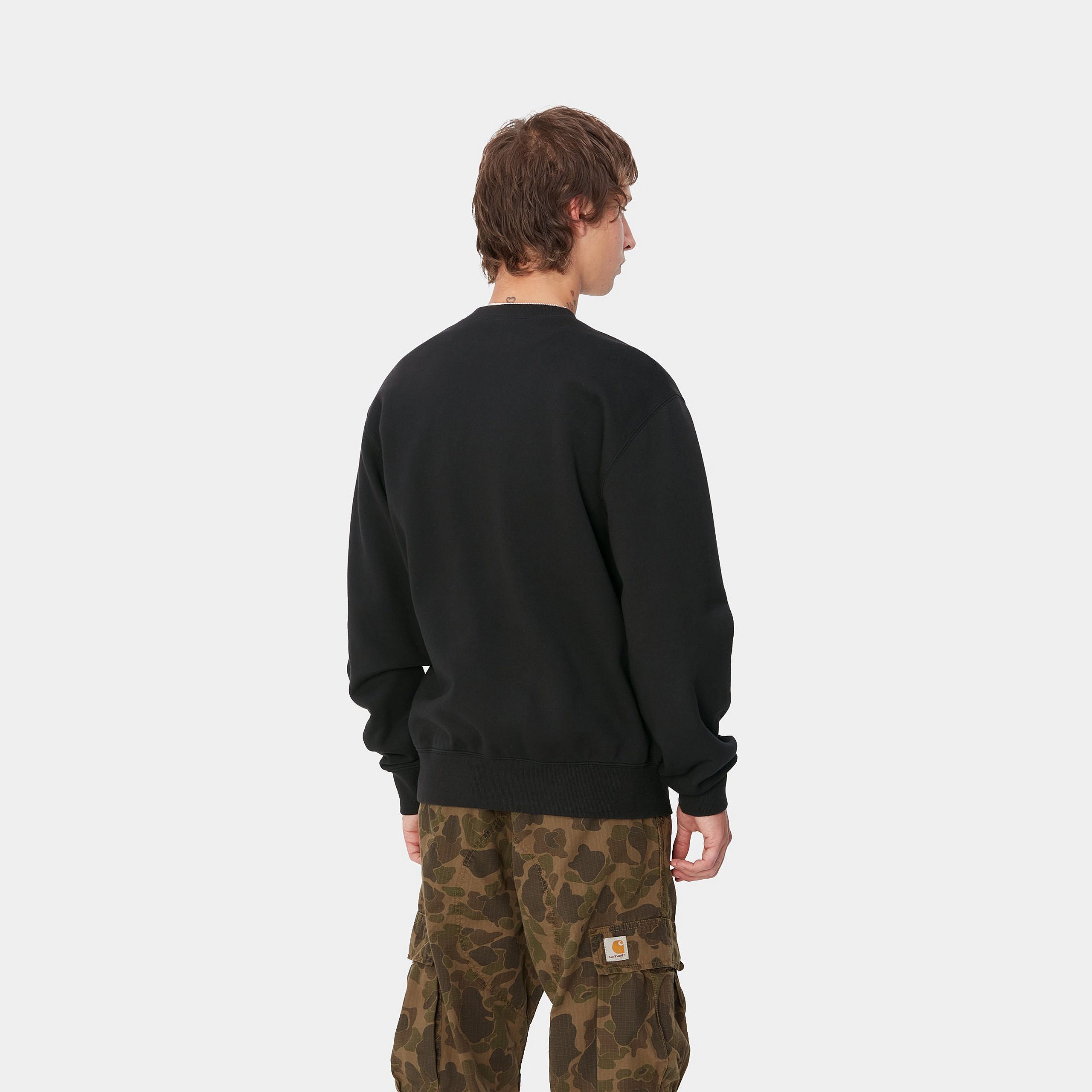 “Carhartt WIP Pepe Be Nice Sweat in Black / White I033933_0D2_XX: Eine Artist Collabo mit Grafikprints von Pepe Tirelli und mit einem loose Fit und Baumwolle.“