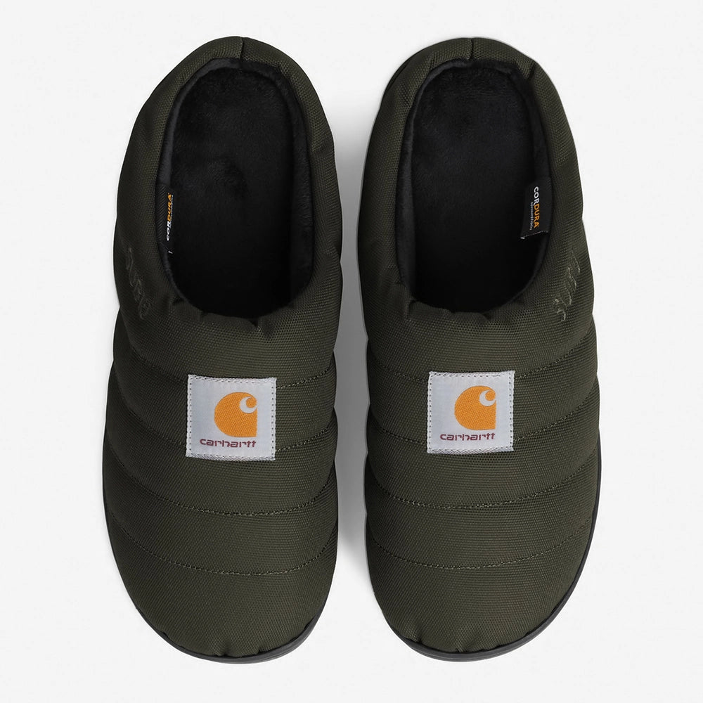 "Carhartt WIP x Subu Slippers in Olive. Gefütterte Pantoletten aus robustem CORDURA®-Material mit Gummisohle."