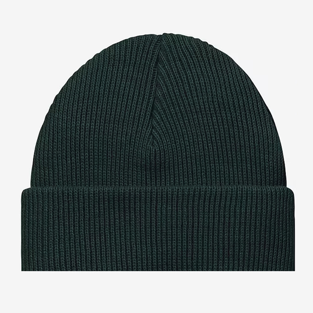 "Carhartt WIP Gordan Beanie in Dunkelgrün/Dark Fir. Gerippte Strickmütze aus 100% Polyester mit umgeschlagenem Rand und Square Label Logo-Patch."