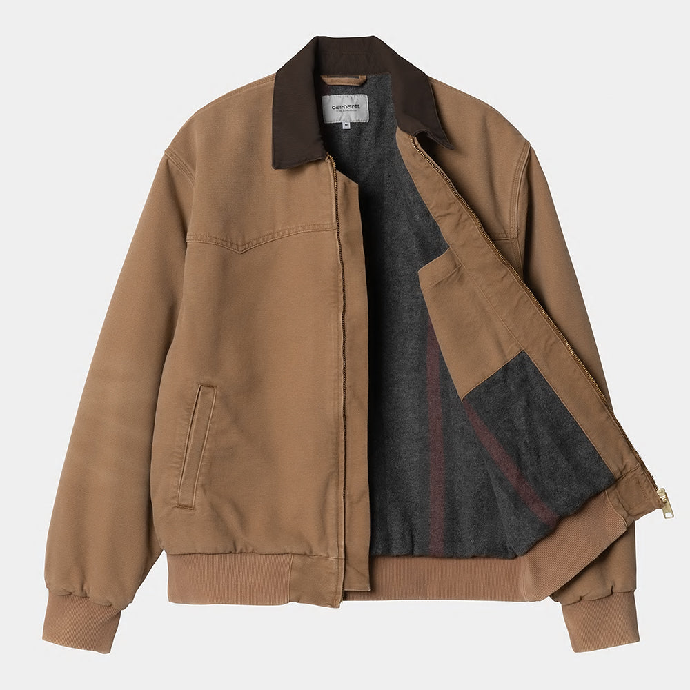 "Carhartt OG Santa Fe Jacket, Hamilton Brown/Tobacco, robustes Canvas (Stone Washed), gefütterte Arbeitsjacke mit Kragen und Logo bei Stickabush Berlin.“