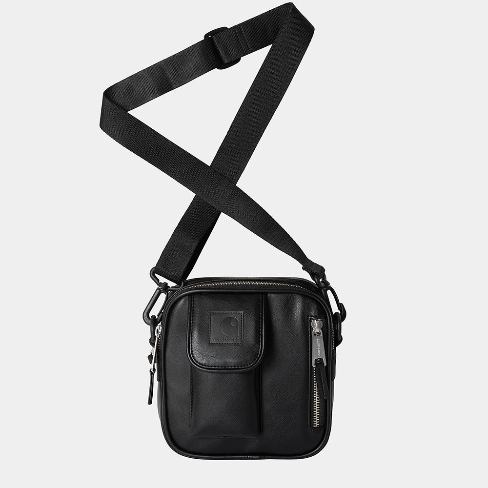 “Carhartt WIP Norwich Bag, Small – Black. Schwarze, kompakte Umhängetasche aus robustem Kunstleder-Material mit Reißverschluss und Fronttasche.“