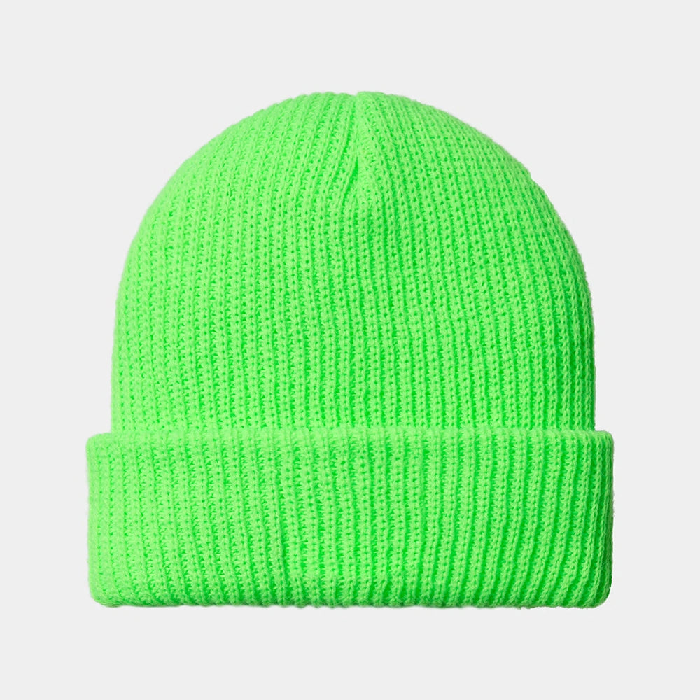 "Carhartt WIP Industry Beanie – Lumo Green / Black. Leuchtend grüne Strickmütze aus Acryl, mit breitem Umschlag und schwarzem Carhartt Industry Logo-Patch."