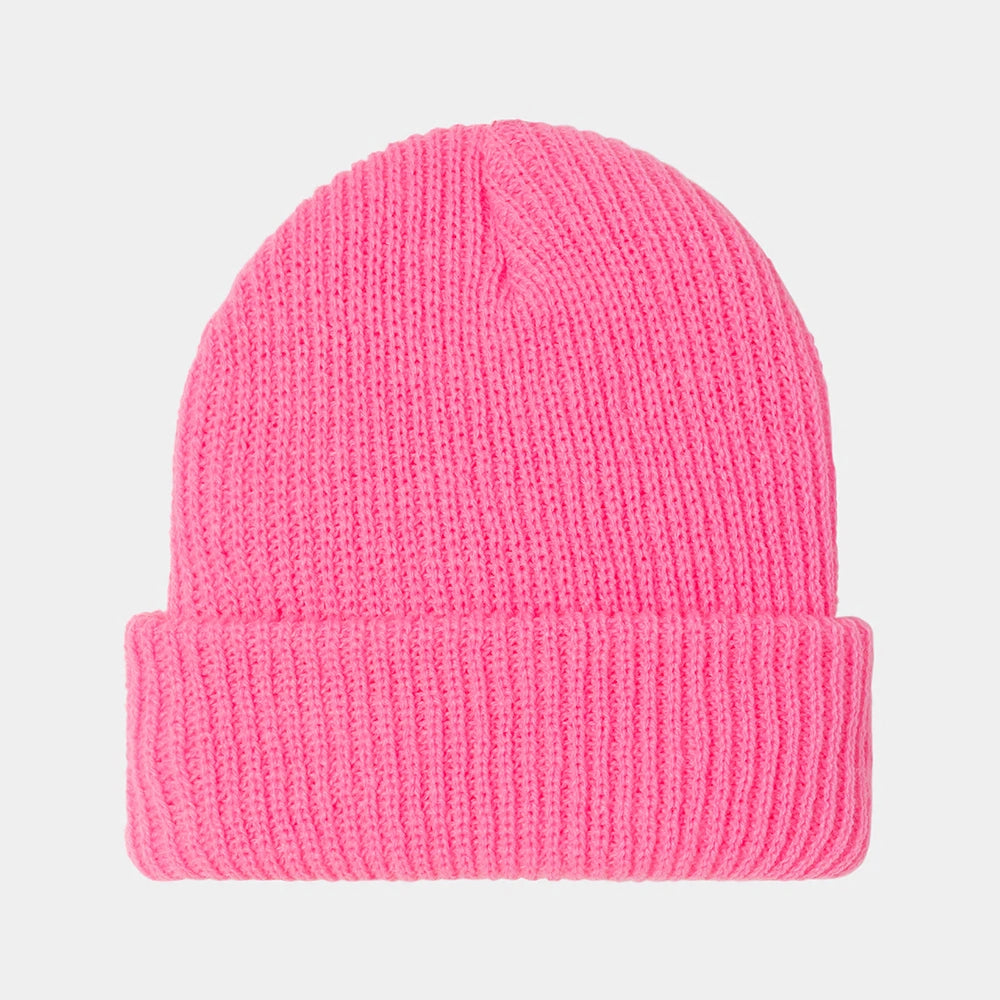 “Carhartt WIP Industry Beanie – Lumo Pink / Black. Leuchtend pinke Strickmütze aus Acryl, mit breitem Umschlag und schwarzem Carhartt Industry Logo-Patch.“