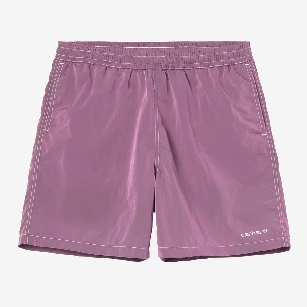 “Carhartt WIP Canby Swim Trunks in Gentle Purple Lila mit weißem Logo-Schriftzug, lässige Badehose mit Mesh-Innentasche bei Stickabush Berlin.“