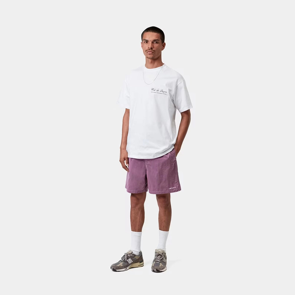“Carhartt WIP Canby Swim Trunks in Gentle Purple Lila mit weißem Logo-Schriftzug, lässige Badehose mit Mesh-Innentasche bei Stickabush Berlin.“