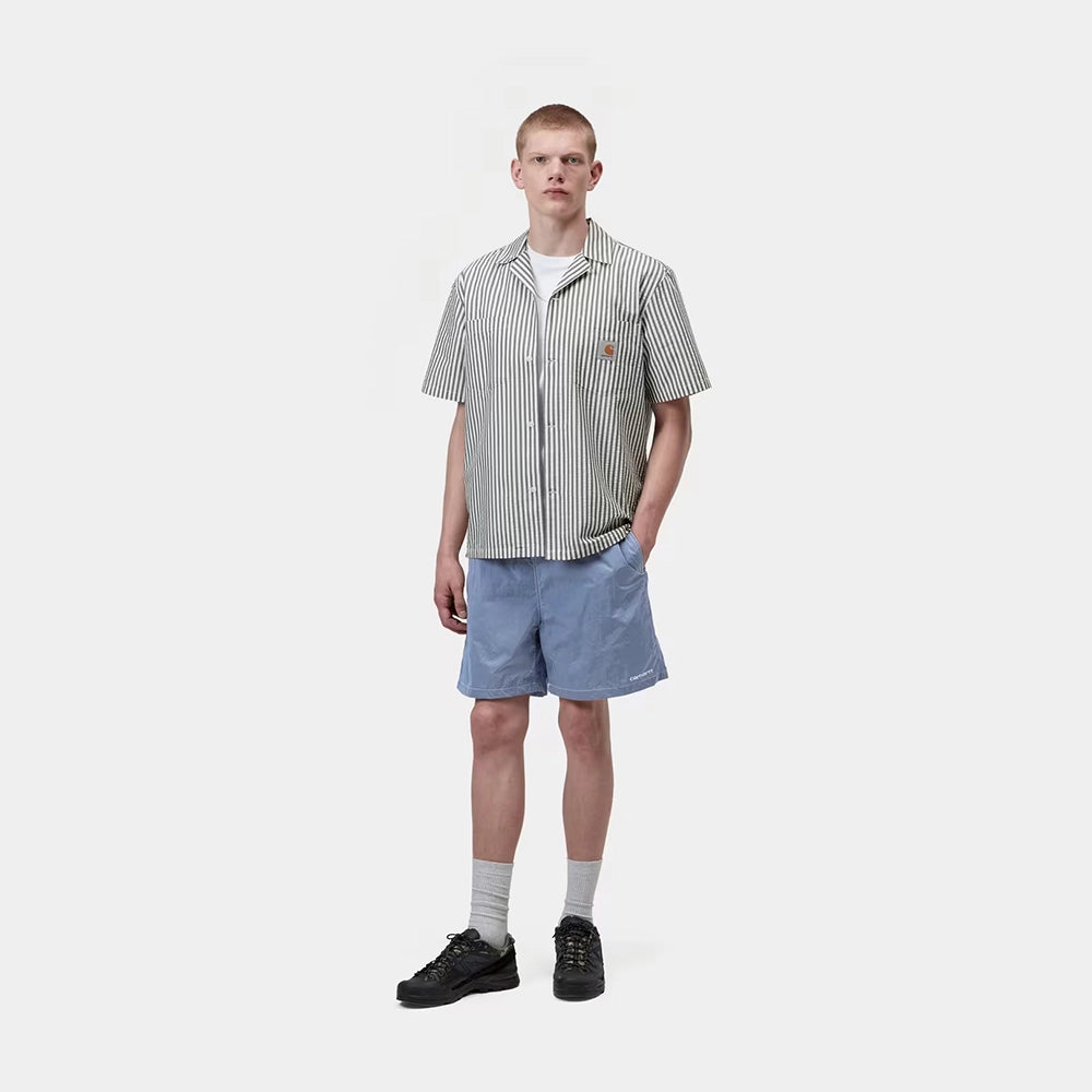 “Carhartt WIP Canby Swim Trunks in Gentle Blue Hellblau mit weißem Logo-Schriftzug, lässige Badehose mit Mesh-Innentasche bei Stickabush Berlin.“