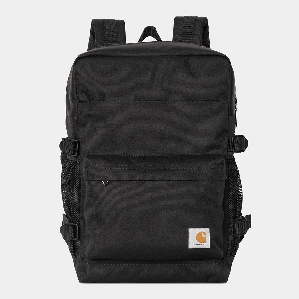 “Schwarzer Carhartt WIP Jakob Backpack aus recyceltem Canvas mit Square Label, Laptop-Fach und gepolsterten Schultergurten bei Stickabush Berlin.“