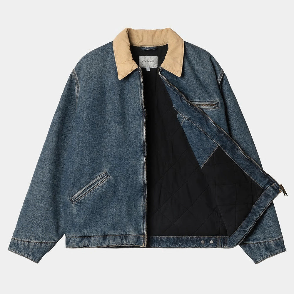 "Carhartt Detroit Jacket Denim: Robuste, stylische Jeansjacke mit klassischem Schnitt und langlebigem Material bei Stickabush Berlin.“