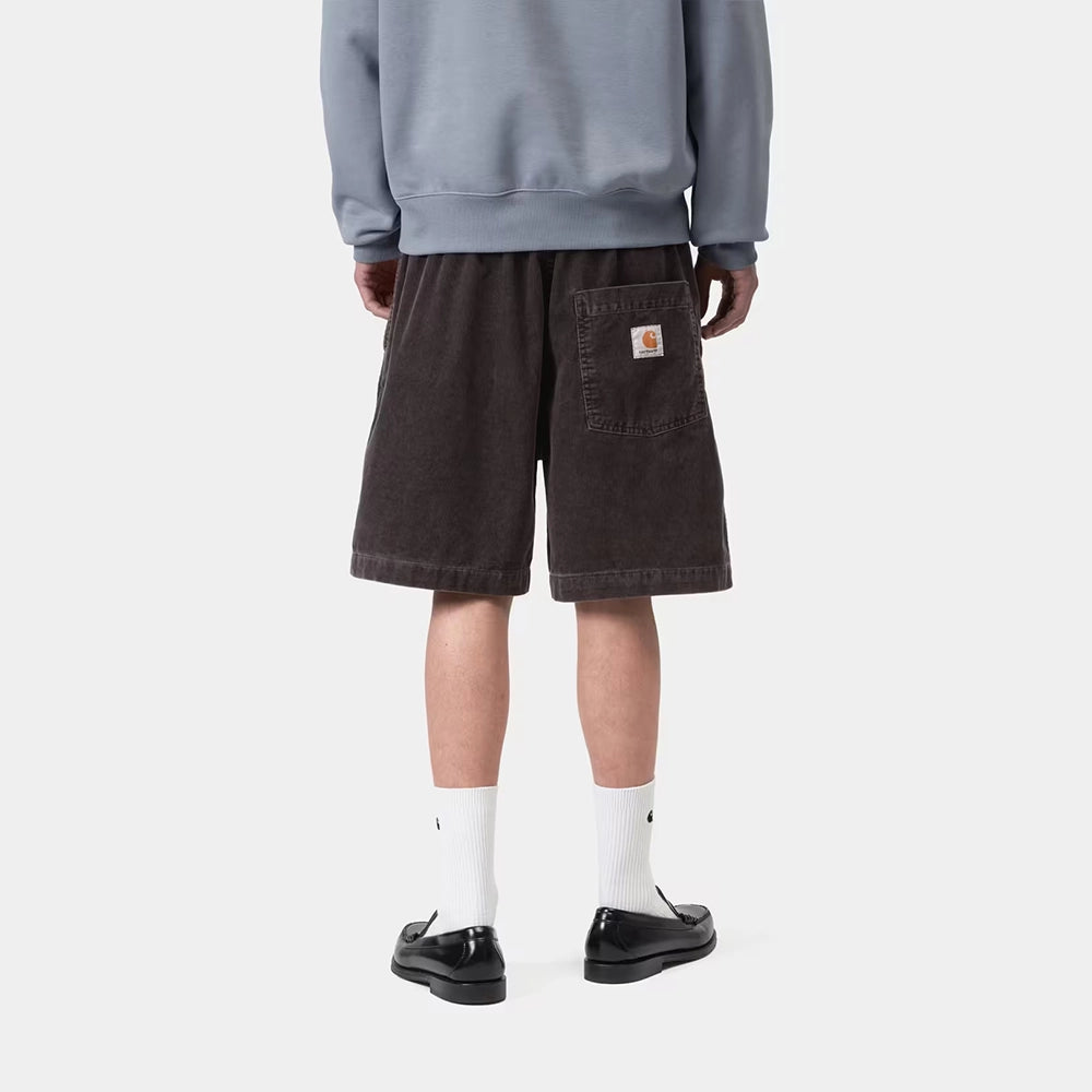 “Carhartt WIP Reynold Short für Herren aus dunkelbraunem Corduroy (Shale), lockere Passform, Rückansicht mit Square-Label bei Stickabush.“