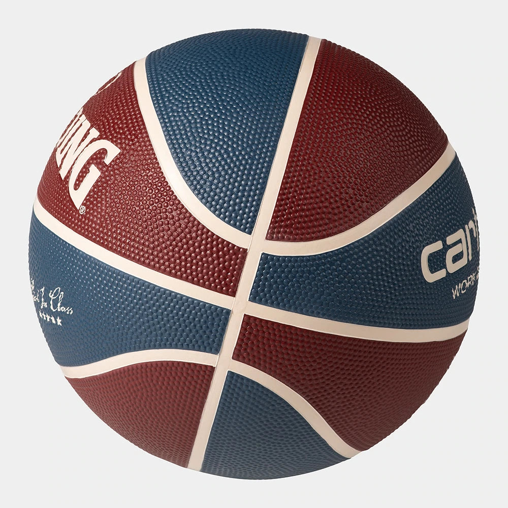 “Der Carhartt Work in Progress Spalding Basketball hat ein dreifarbiges Design in RubberMulberry, Dusky Blue und Naturel. Er zeigt das Spalding-Logo, CARHARTT WIP ATHLETIC DEPT. und Best In Class, mit einer stilisierten Figur und Sternen - perfekt für Carhartt WIP-Fans.“