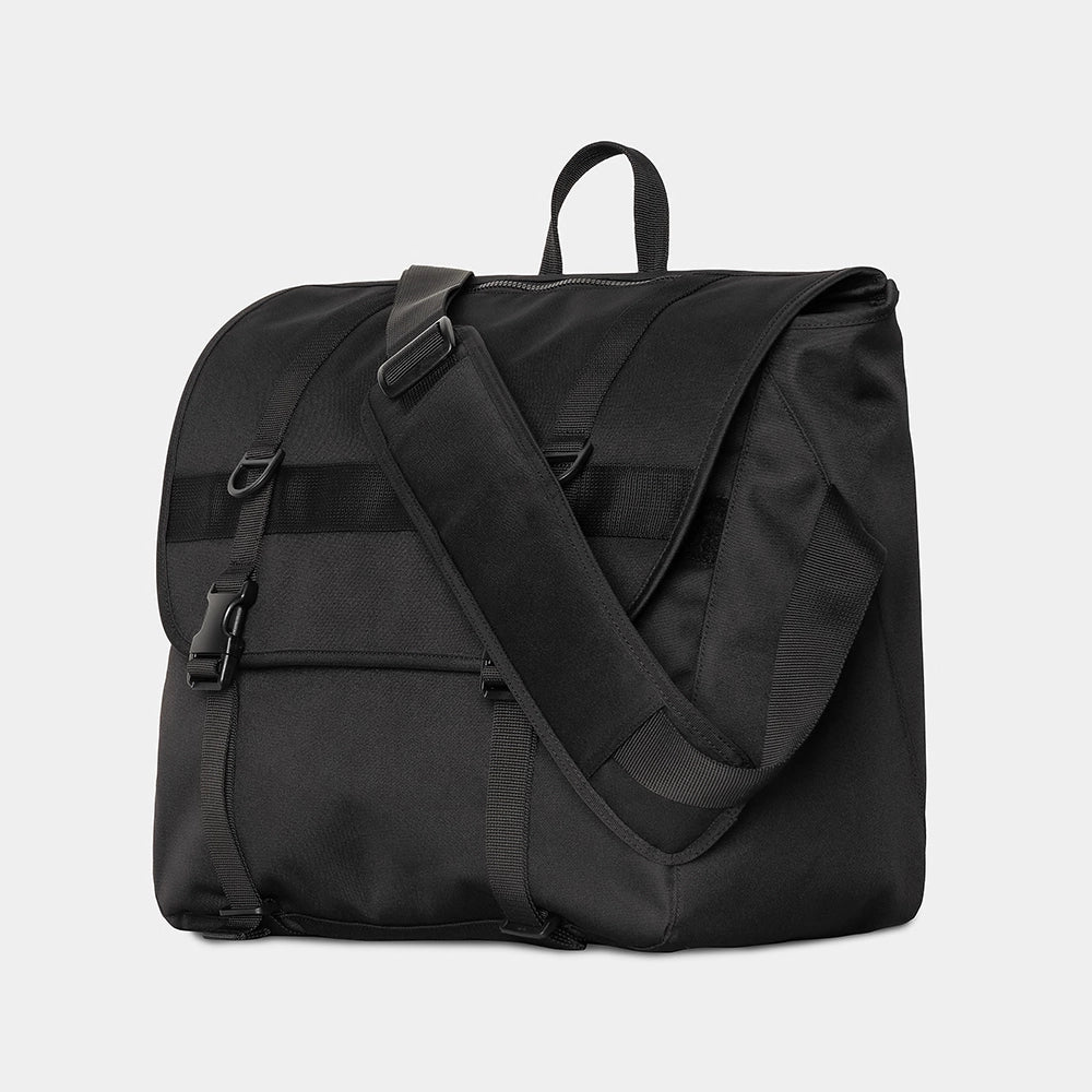 Carhartt WIP Jake Messenger Bag – Black. Schwarze Umhängetasche aus Polyester-Duck-Canvas, mit Klappe, Reißverschluss und Carhartt WIP Square Label auf der Vorderseite.