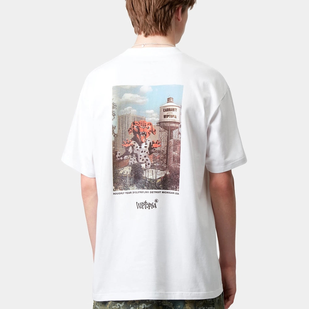 “Carhartt WIP S/S Wiptopia T-Shirt – White. Weißes T-Shirt aus Bio-Baumwoll-Jersey, mit Rundhals und weißem, grafischem Carhartt WIP "Wiptopia" Print auf der Brust und großen Print auf dem Rücken.“