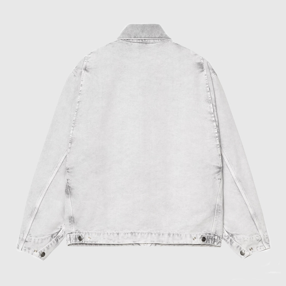 "Carhartt WIP OG Detroit Jacket – Black. Schwarze, verwaschene Jacke aus robustem Canvas, mit Kragen, Reißverschluss, Brusttasche und gewebtem Logo-Label bei Stickabush Berlin.“