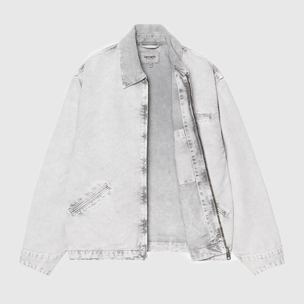 "Carhartt WIP OG Detroit Jacket – Black. Schwarze, verwaschene Jacke aus robustem Canvas, mit Kragen, Reißverschluss, Brusttasche und gewebtem Logo-Label bei Stickabush Berlin.“