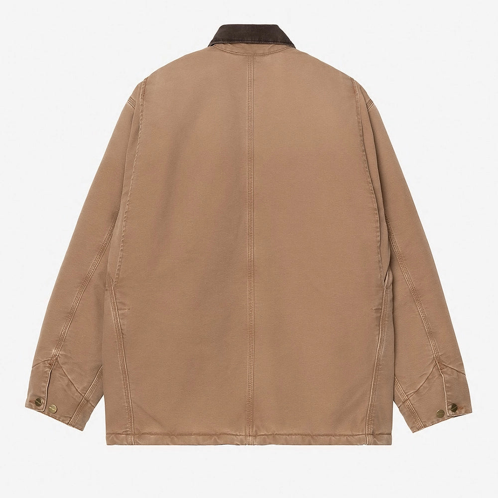 “Carhartt WIP OG Chore Coat – Hamilton Brown / Tobacco. Brauner Mantel aus robustem Canvas, mit Cordkragen, Knöpfen, vier Fronttaschen und Carhartt WIP Square Label auf der Brust.“