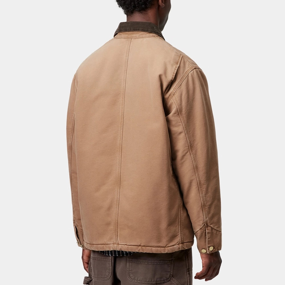 “Carhartt WIP OG Chore Coat – Hamilton Brown / Tobacco. Brauner Mantel aus robustem Canvas, mit Cordkragen, Knöpfen, vier Fronttaschen und Carhartt WIP Square Label auf der Brust.“