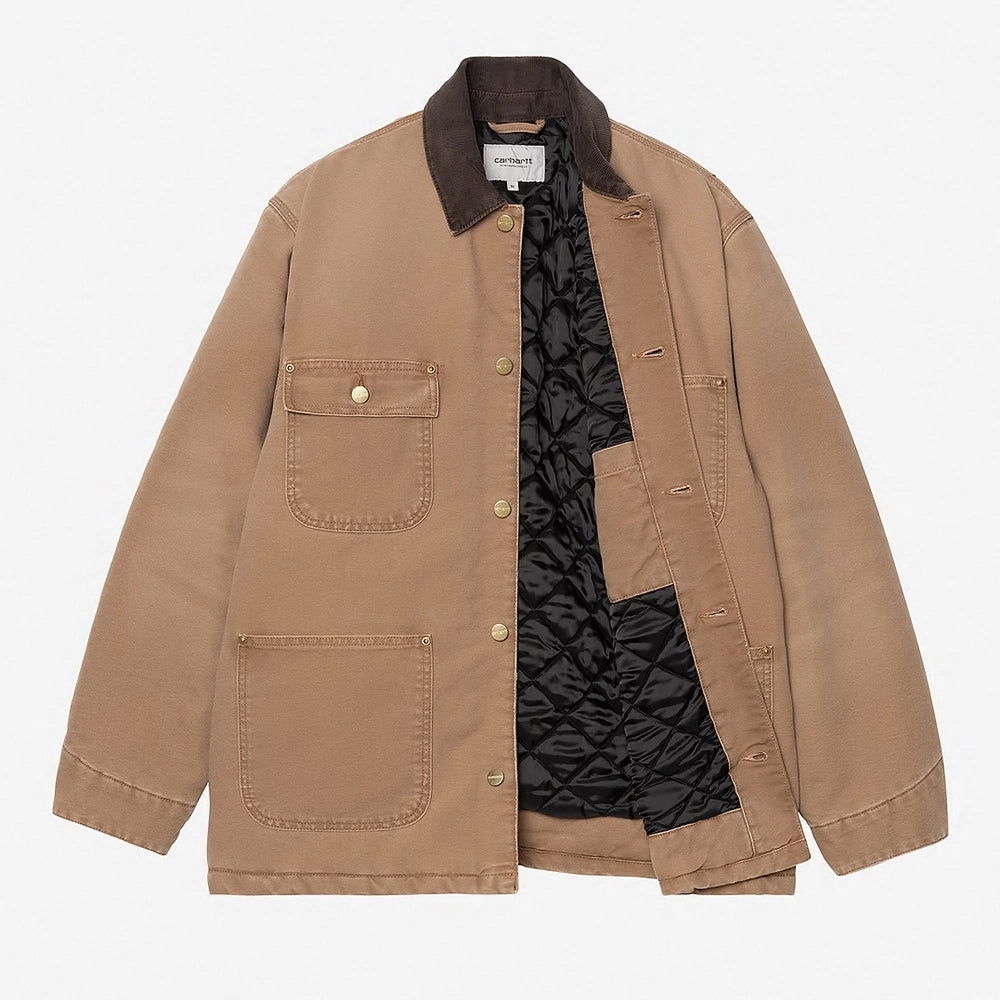 “Carhartt WIP OG Chore Coat – Hamilton Brown / Tobacco. Brauner Mantel aus robustem Canvas, mit Cordkragen, Knöpfen, vier Fronttaschen und Carhartt WIP Square Label auf der Brust.“