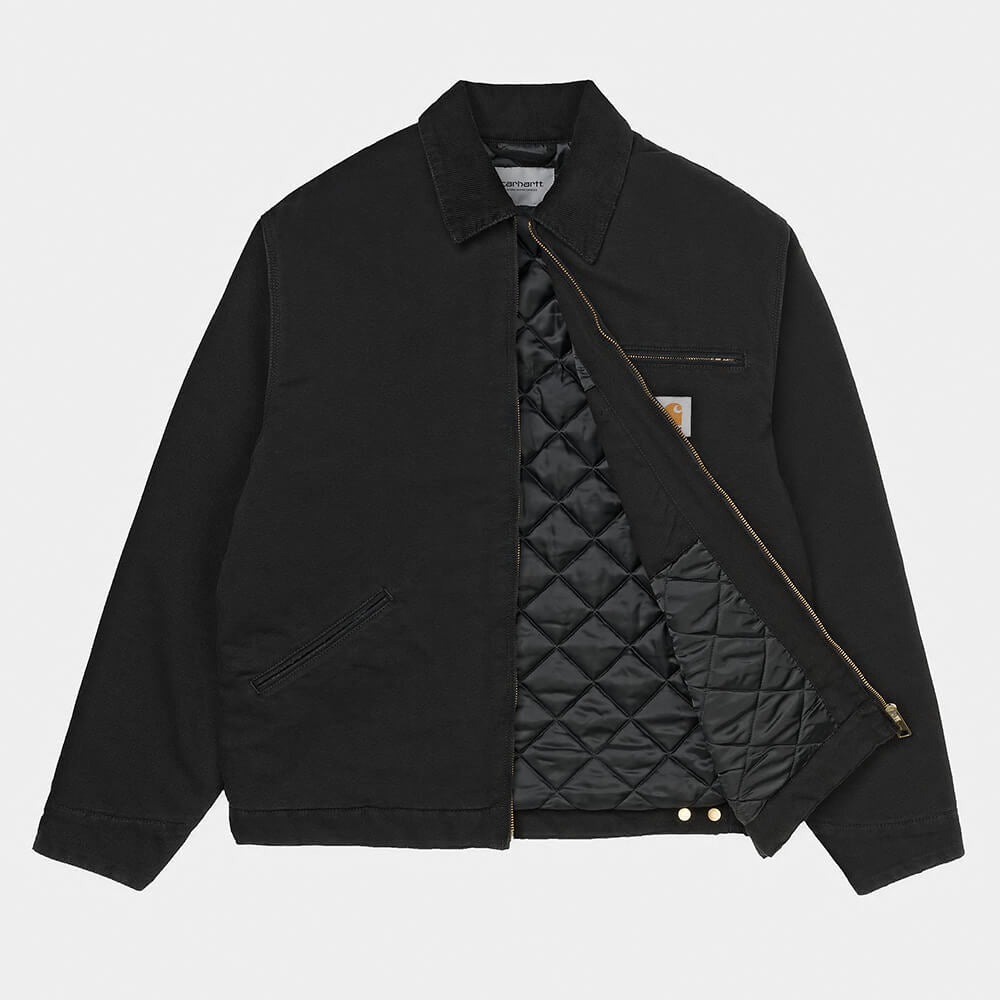 “Carhartt WIP OG Detroit Jacket – Black / Black. Schwarze Jacke aus robustem Canvas, mit Cordkragen, Reißverschluss, Brusttasche mit Reißverschluss und Carhartt WIP Square Label.“