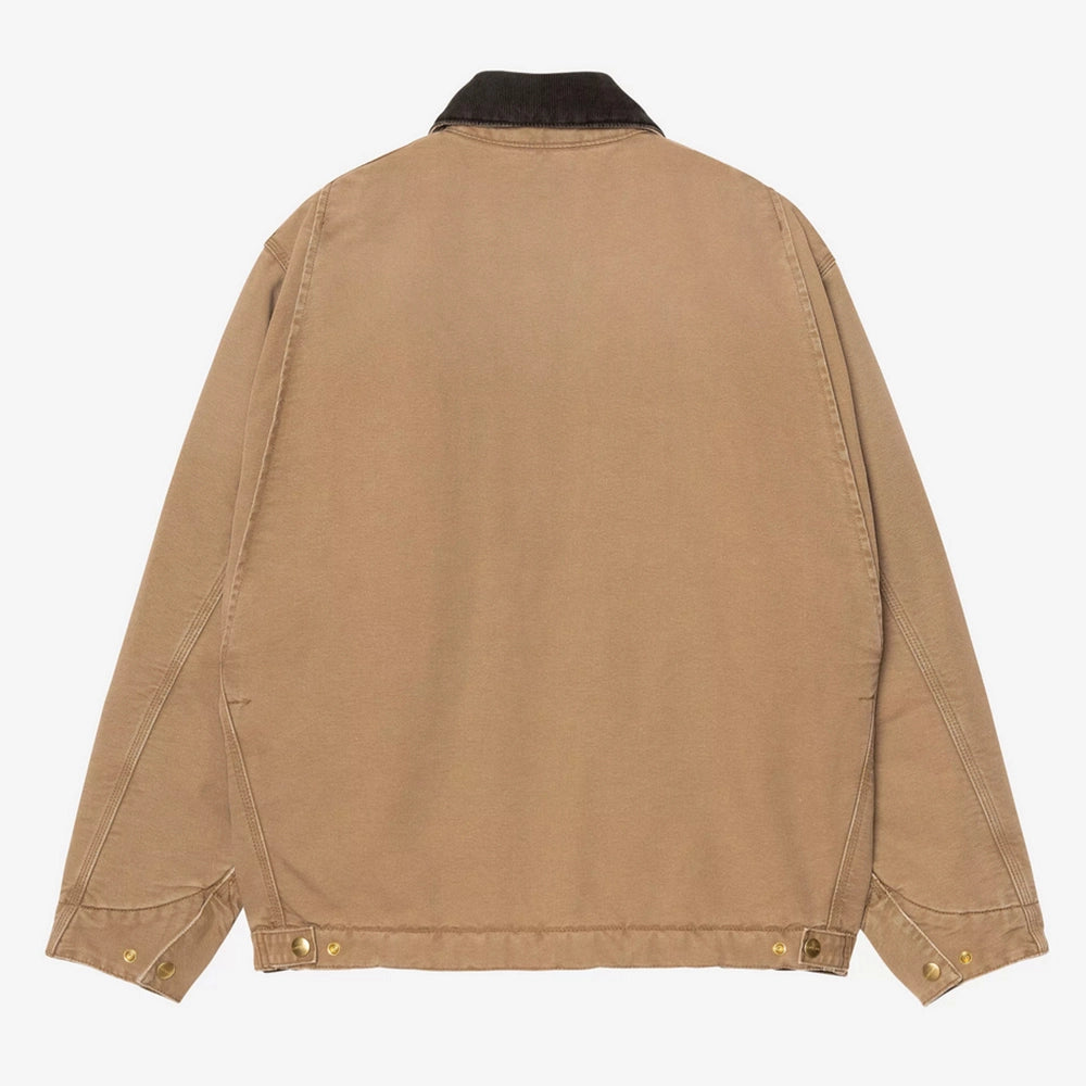 “Carhartt WIP OG Detroit Jacket – Hamilton Brown. Braune Jacke aus robustem Canvas, mit Cordkragen, Reißverschluss, Brusttasche und Carhartt WIP Square Label.“