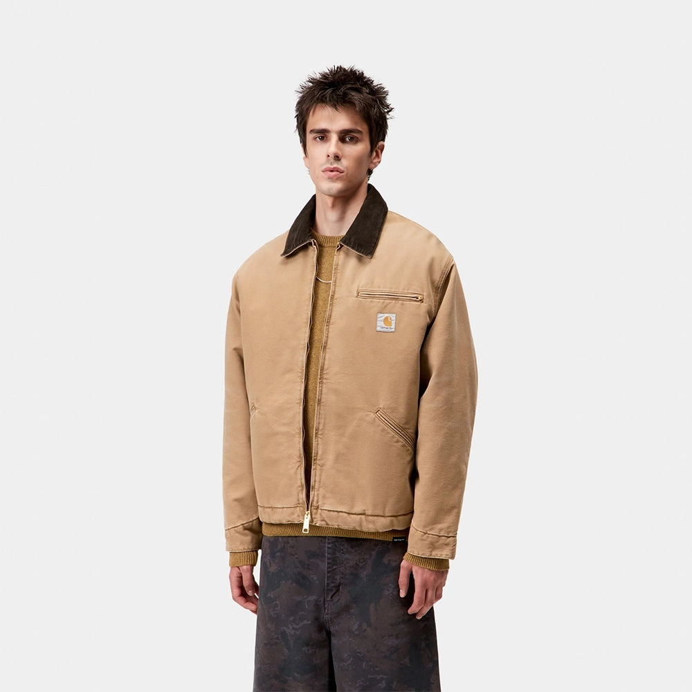 “Carhartt WIP OG Detroit Jacket – Hamilton Brown. Braune Jacke aus robustem Canvas, mit Cordkragen, Reißverschluss, Brusttasche und Carhartt WIP Square Label.“