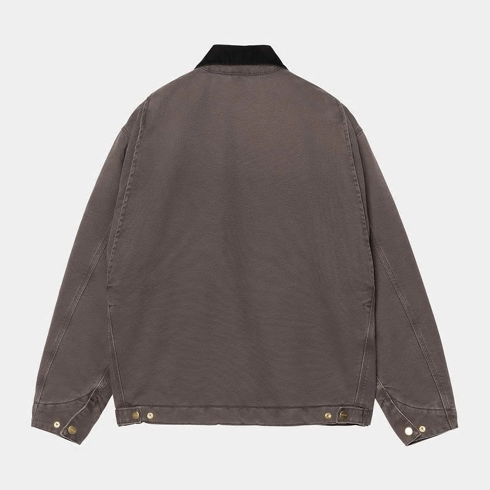 “Carhartt WIP OG Detroit Jacket – Tobacco / Black. Braune Jacke aus robustem Canvas, mit Cordkragen, Reißverschluss, Brusttasche mit Reißverschluss und Carhartt WIP Square Label.“