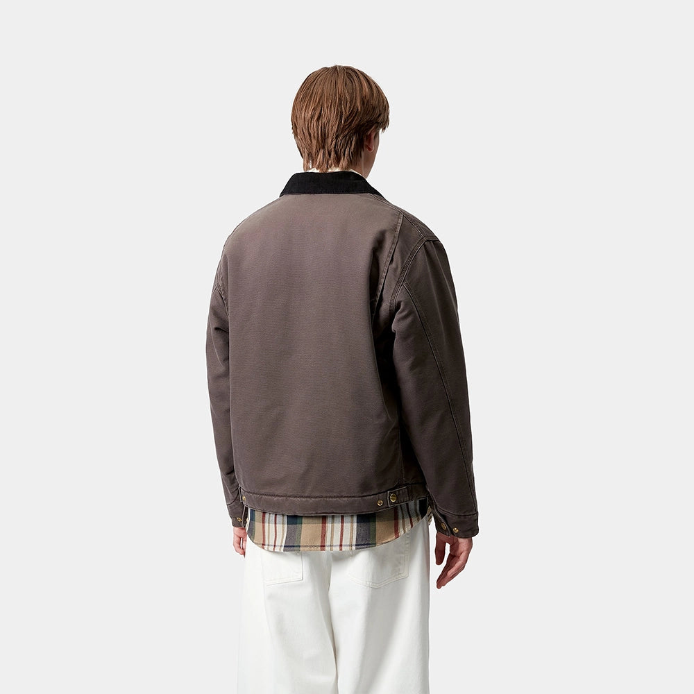 “Carhartt WIP OG Detroit Jacket – Tobacco / Black. Braune Jacke aus robustem Canvas, mit Cordkragen, Reißverschluss, Brusttasche mit Reißverschluss und Carhartt WIP Square Label.“