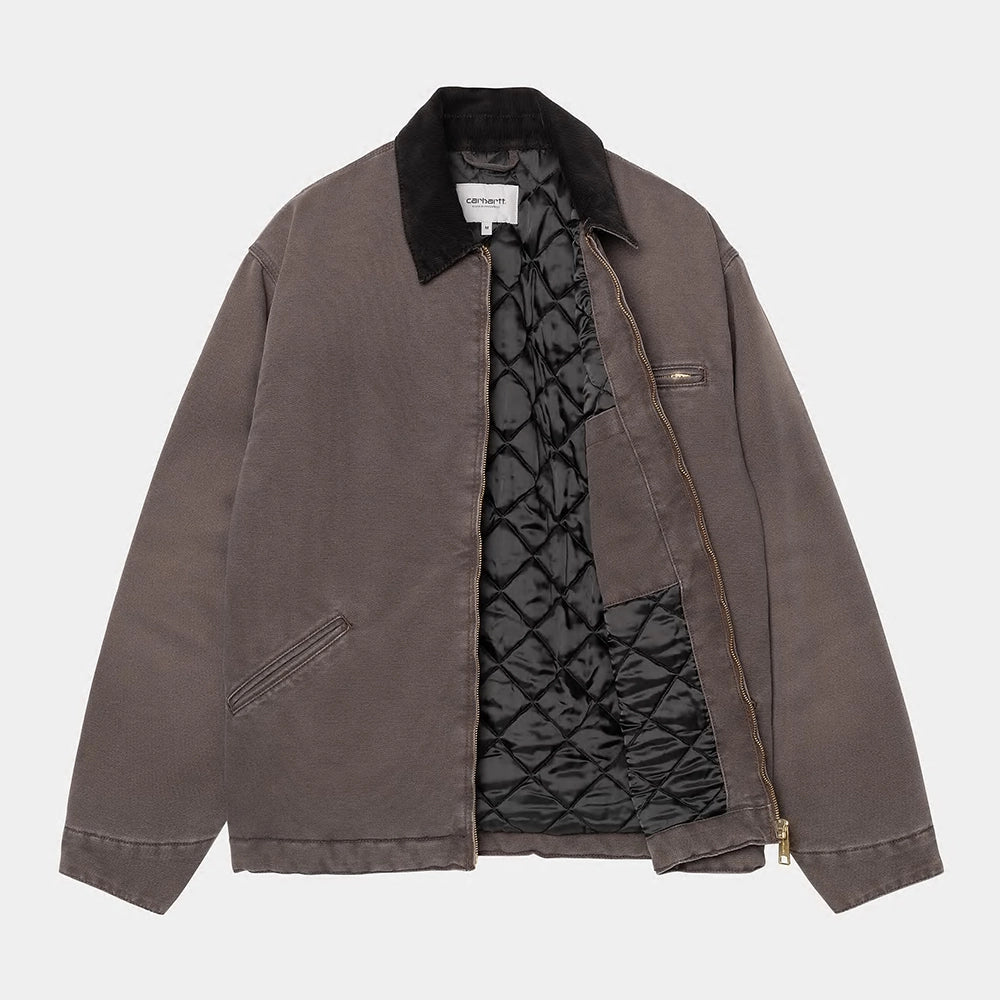 “Carhartt WIP OG Detroit Jacket – Tobacco / Black. Braune Jacke aus robustem Canvas, mit Cordkragen, Reißverschluss, Brusttasche mit Reißverschluss und Carhartt WIP Square Label.“
