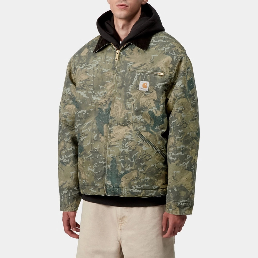 “Carhartt WIP OG Detroit Jacket in Camo-Muster (Grün/Schwarz). Stone Washed Canvas Jacke mit Cordkragen und Reißverschluss.“