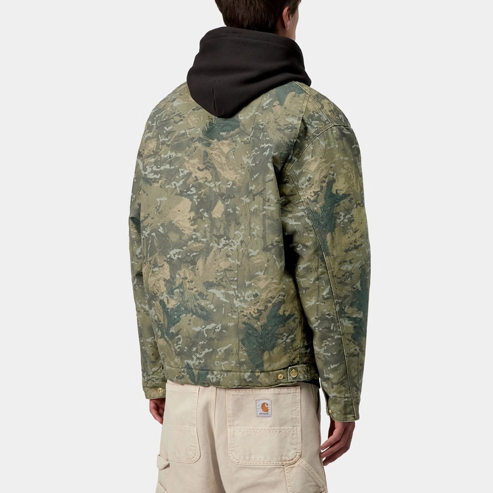 “Carhartt WIP OG Detroit Jacket in Camo-Muster (Grün/Schwarz). Stone Washed Canvas Jacke mit Cordkragen und Reißverschluss.“