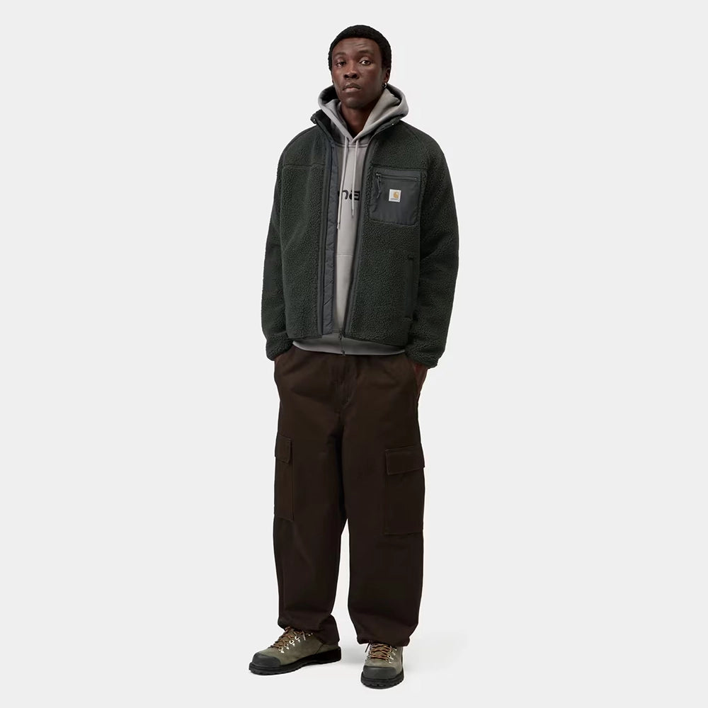 Carhartt WIP Prentis Liner in Raven / Black – Vorderansicht Outfit am Model der dunkelgrünen Fleece-Jacke mit schwarzen Nylon-Details und Quadrat-Logo.