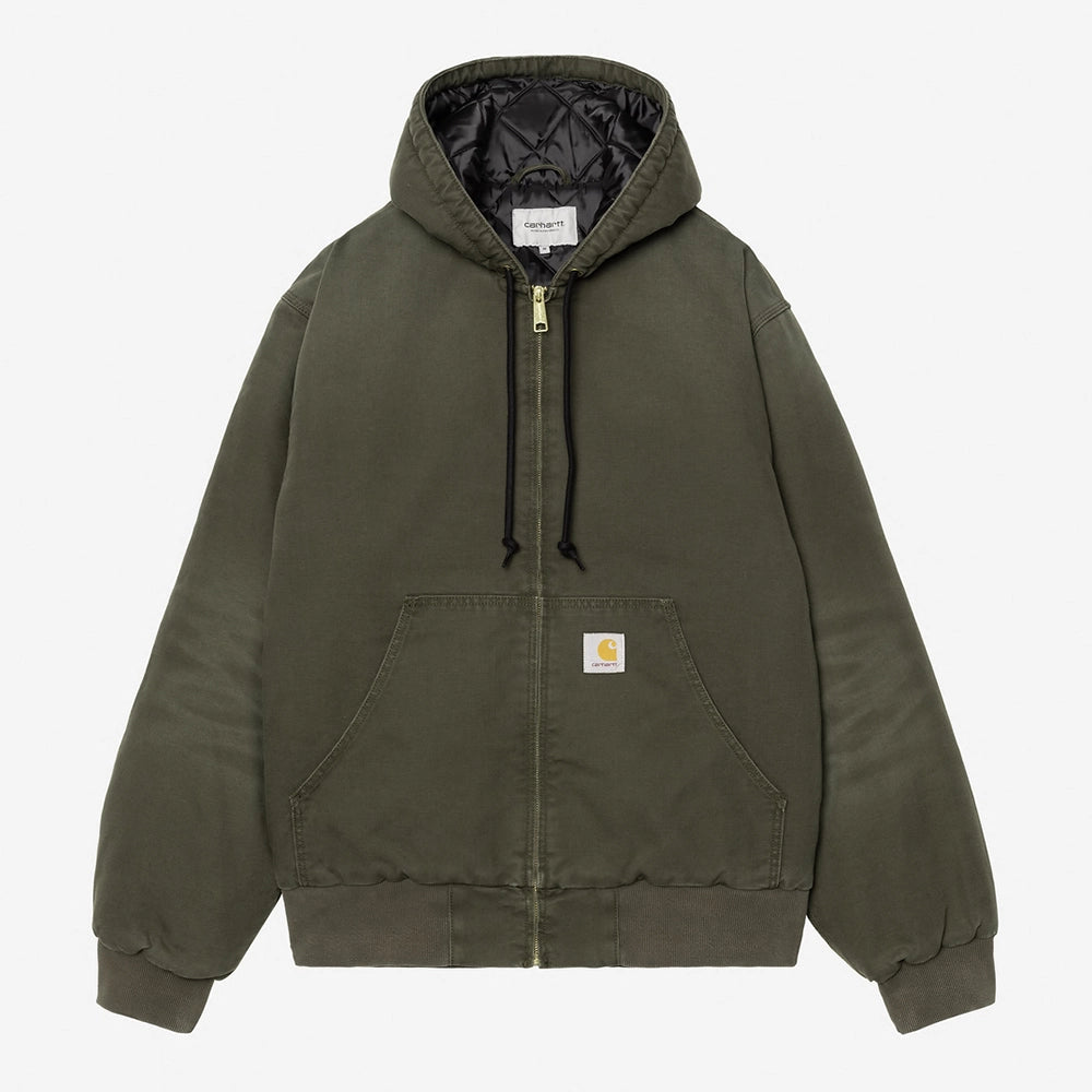 “Carhartt WIP OG Active Jacket in Olive. Stone Washed Canvas Jacke mit Kapuze, gestepptem Futter und Kängurutasche bei Stickabush Berlin.“