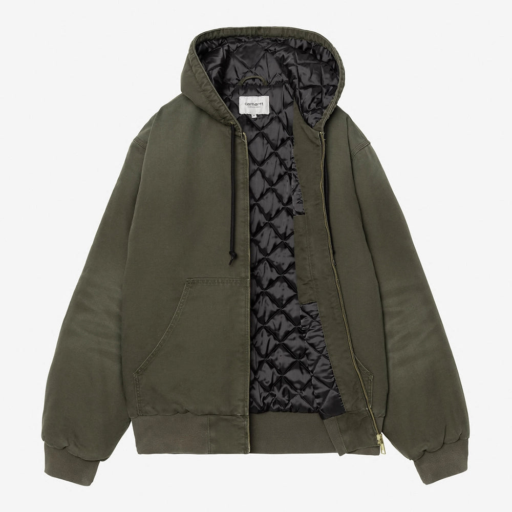 “Carhartt WIP OG Active Jacket in Olive. Stone Washed Canvas Jacke mit Kapuze, gestepptem Futter und Kängurutasche bei Stickabush Berlin.“