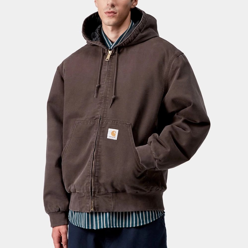 “Carhartt WIP OG Active Jacket in Tobacco-Braun. Stone Washed Canvas Jacke mit Kapuze, gestepptem Futter und Kängurutasche.“