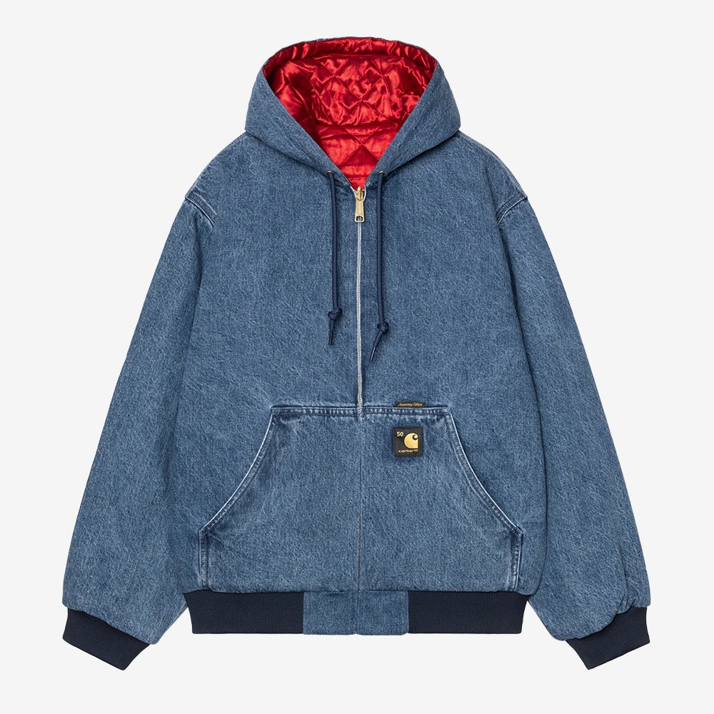 „Carhartt WIP 50 Years Anniversary OG Active Jacket in Denim Blue, stone-bleached Denim, mit USA Red Innenfutter und Kapuze.“