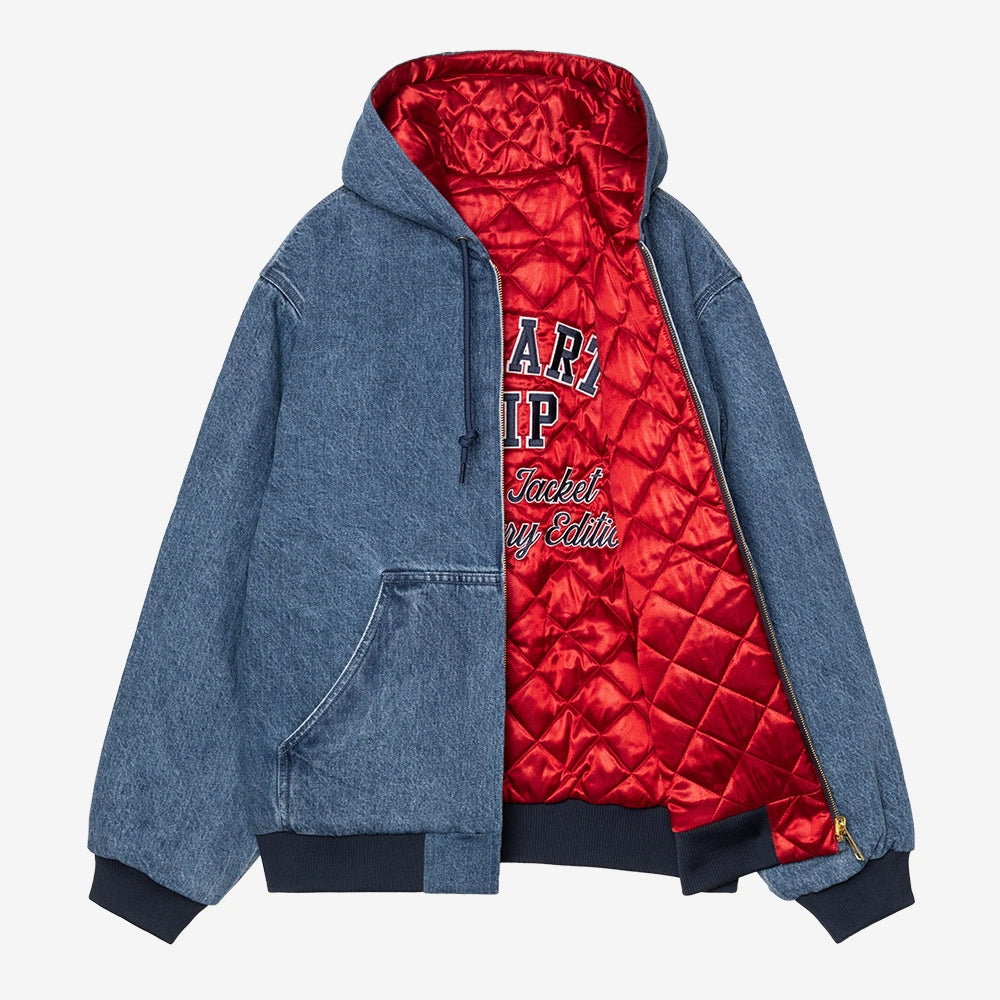 „Carhartt WIP 50 Years Anniversary OG Active Jacket in Denim Blue, stone-bleached Denim, mit USA Red Innenfutter und Kapuze.“