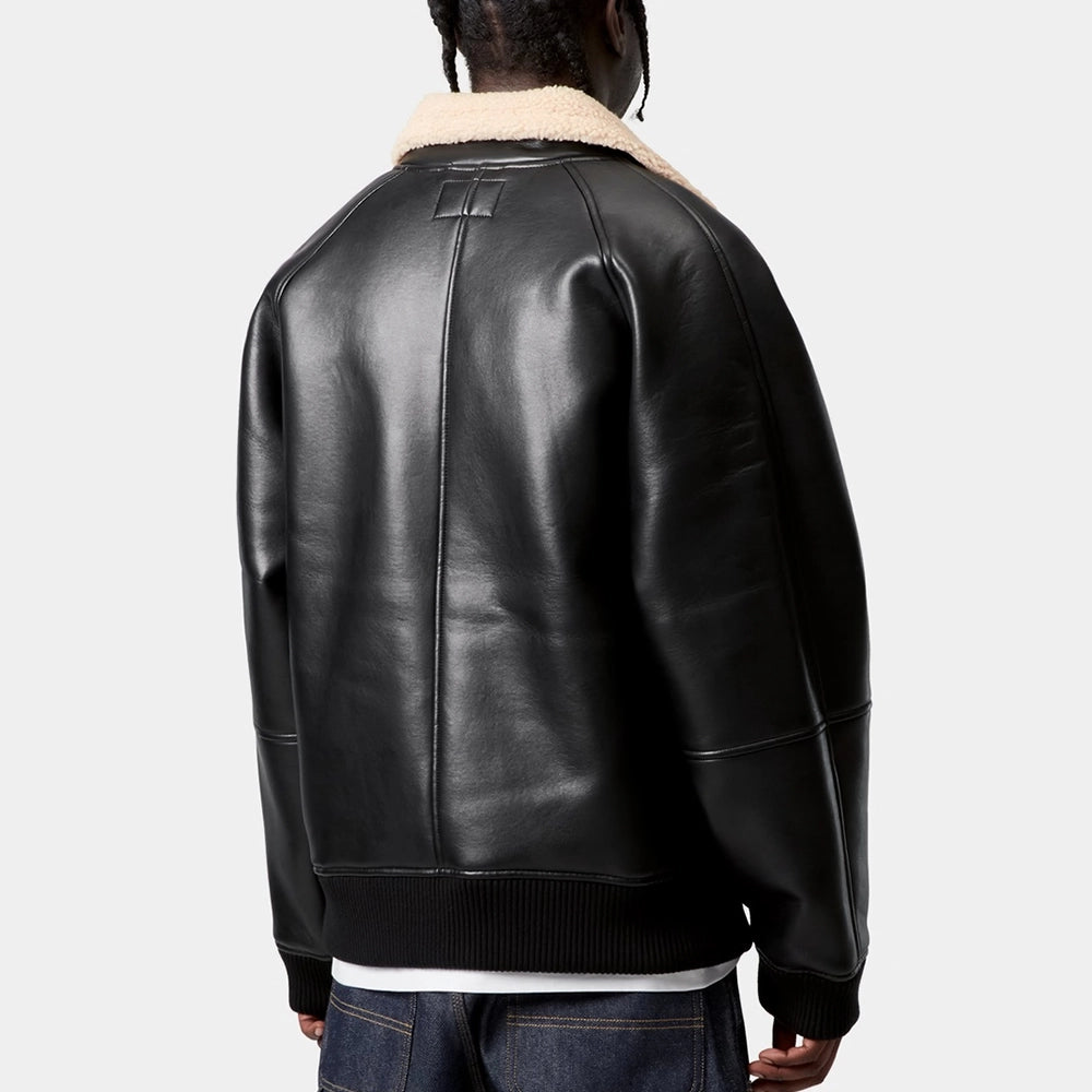 „Carhartt WIP Shepton Jacket in Schwarz/Natur, aus Kunstleder und warmem Fleece, mit Kontrastärmeln, Frontzipper und praktischen Taschen.“