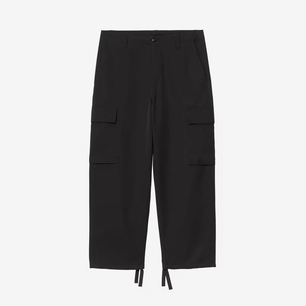 "Carhartt WIP Kade Cargo Pant Black – Frontansicht der robusten Ripstop-Gewebe-Struktur und der funktionalen Beintaschen bei Stickabush Berlin.“