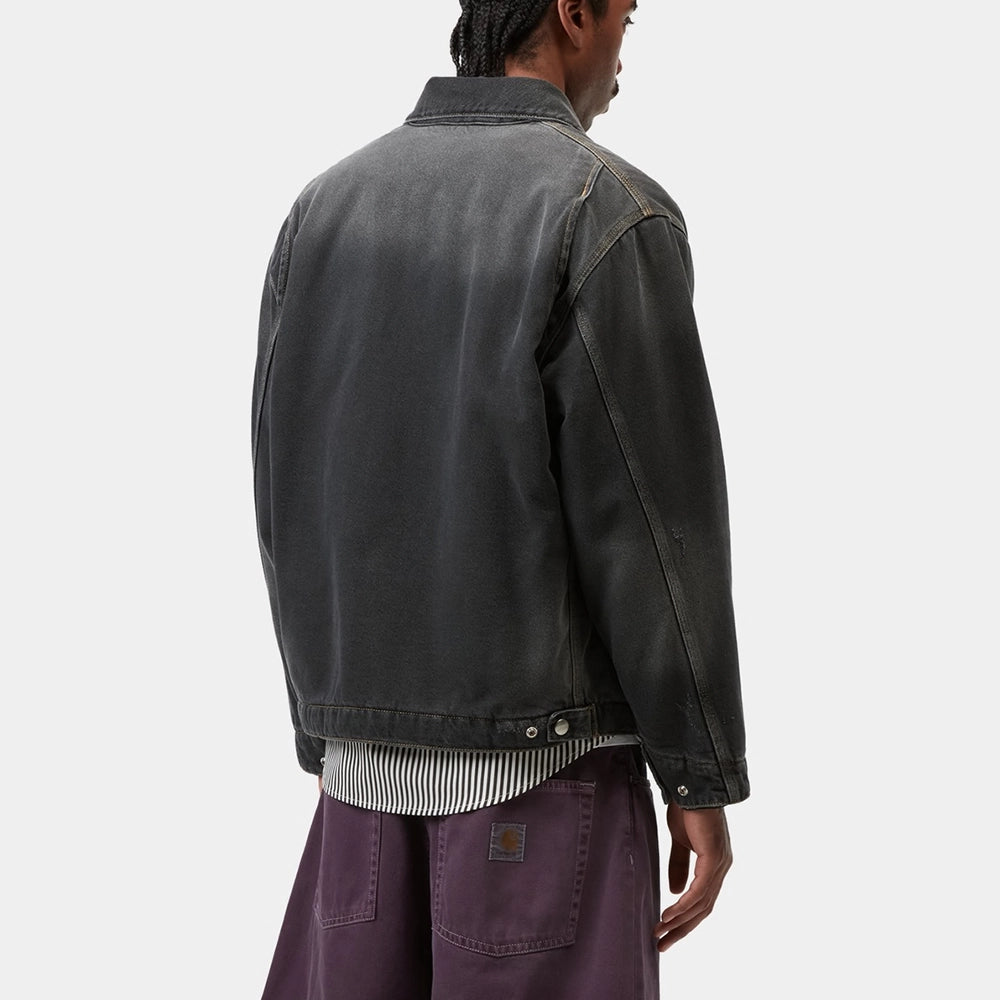 "Schwarze Carhartt WIP OG Detroit Jacket aus 12oz Dearborn Canvas mit Cordkragen und Brusttasche im Grind-Wash-Look bei Stickabush Berlin."