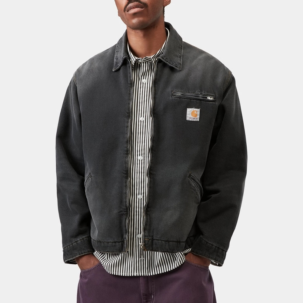 "Schwarze Carhartt WIP OG Detroit Jacket aus 12oz Dearborn Canvas mit Cordkragen und Brusttasche im Grind-Wash-Look bei Stickabush Berlin."
