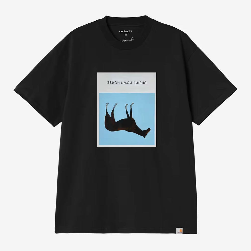 “Carhartt WIP x Sean Hamilton 02 Grafik T-Shirt Schwarz Vorderansicht Print-Detail bei Stickabush.“