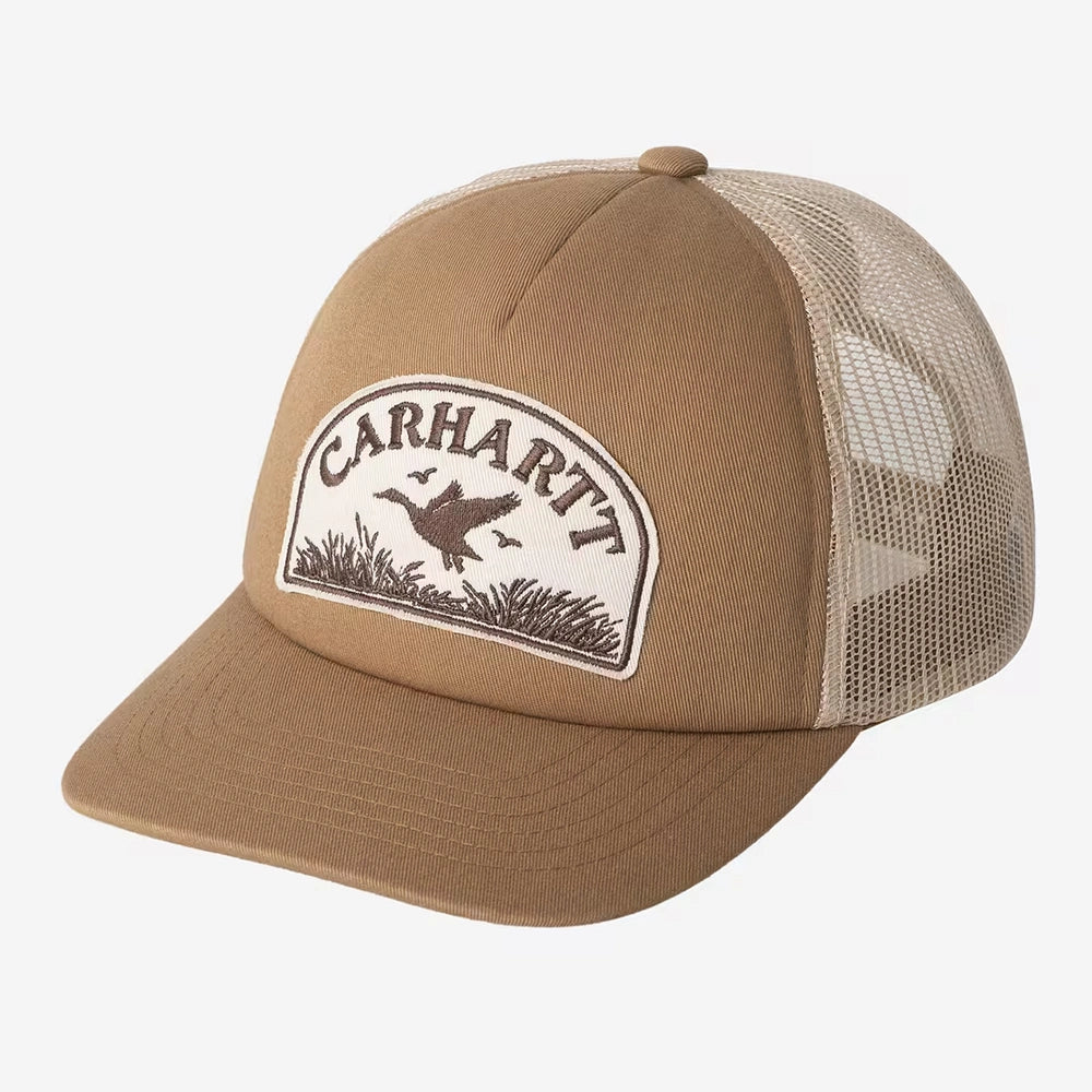 “Carhartt WIP Take Off Trucker Cap in Stone Beige mit braunem Grafik-Patch und Mesh-Rückseite bei Stickabush.“
