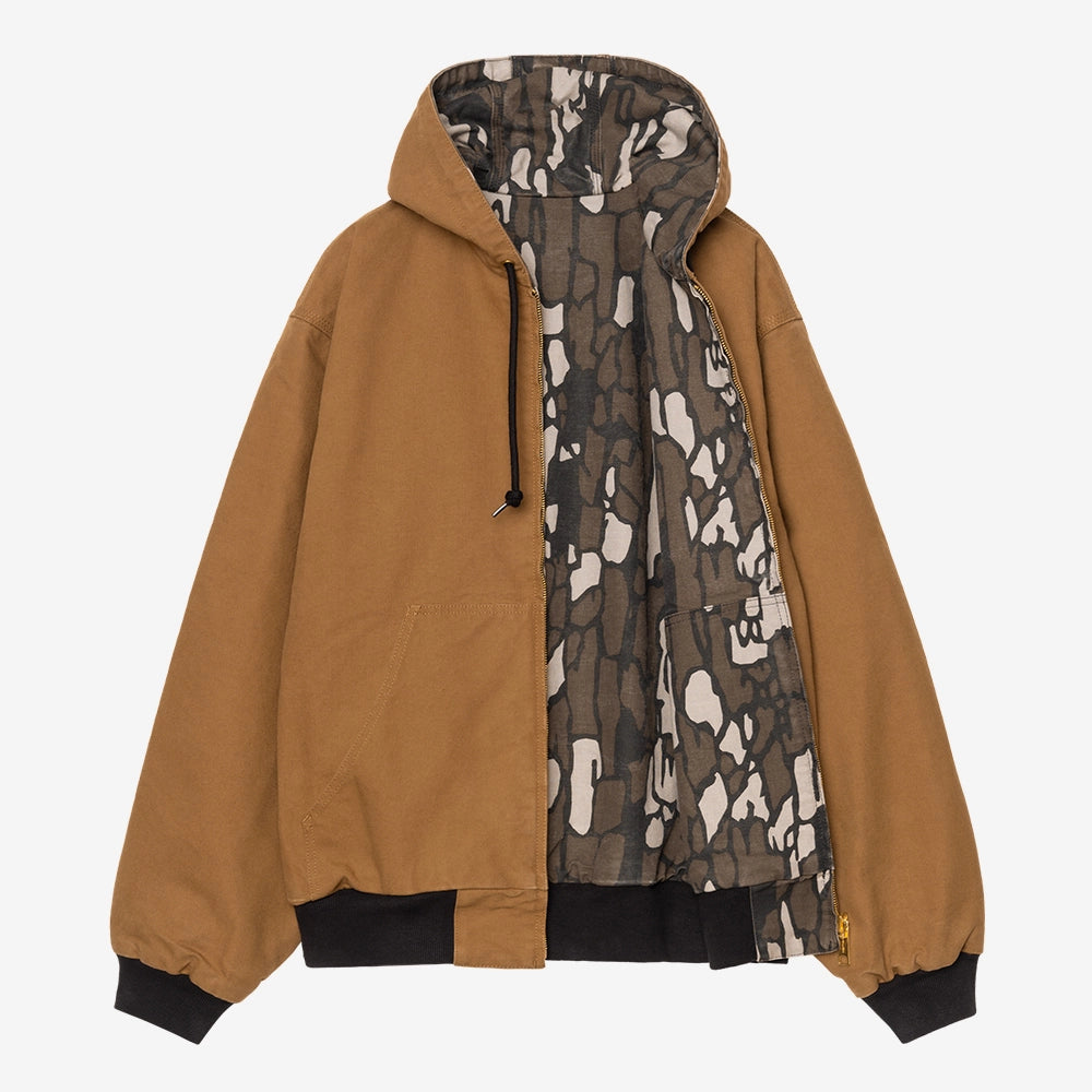 “Carhartt WIP OG Active Jacket 50 Years Anniversary in Hamilton Brown, Canvas-Material, mit Camo Treb Innenfutter und Kapuze, rinsed bei Stickabush Berlin."
