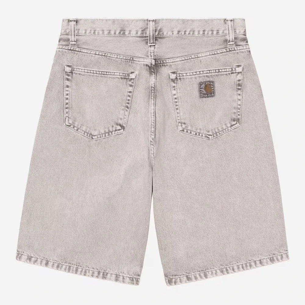„Carhartt WIP Landon Short für Herren in Shale Chalk Wash – weit geschnittene Jeans-Shorts im Loose Fit aus grau-braun verwaschenem Denim mit quadratischem Logo-Label bei Stickabush Berlin.“