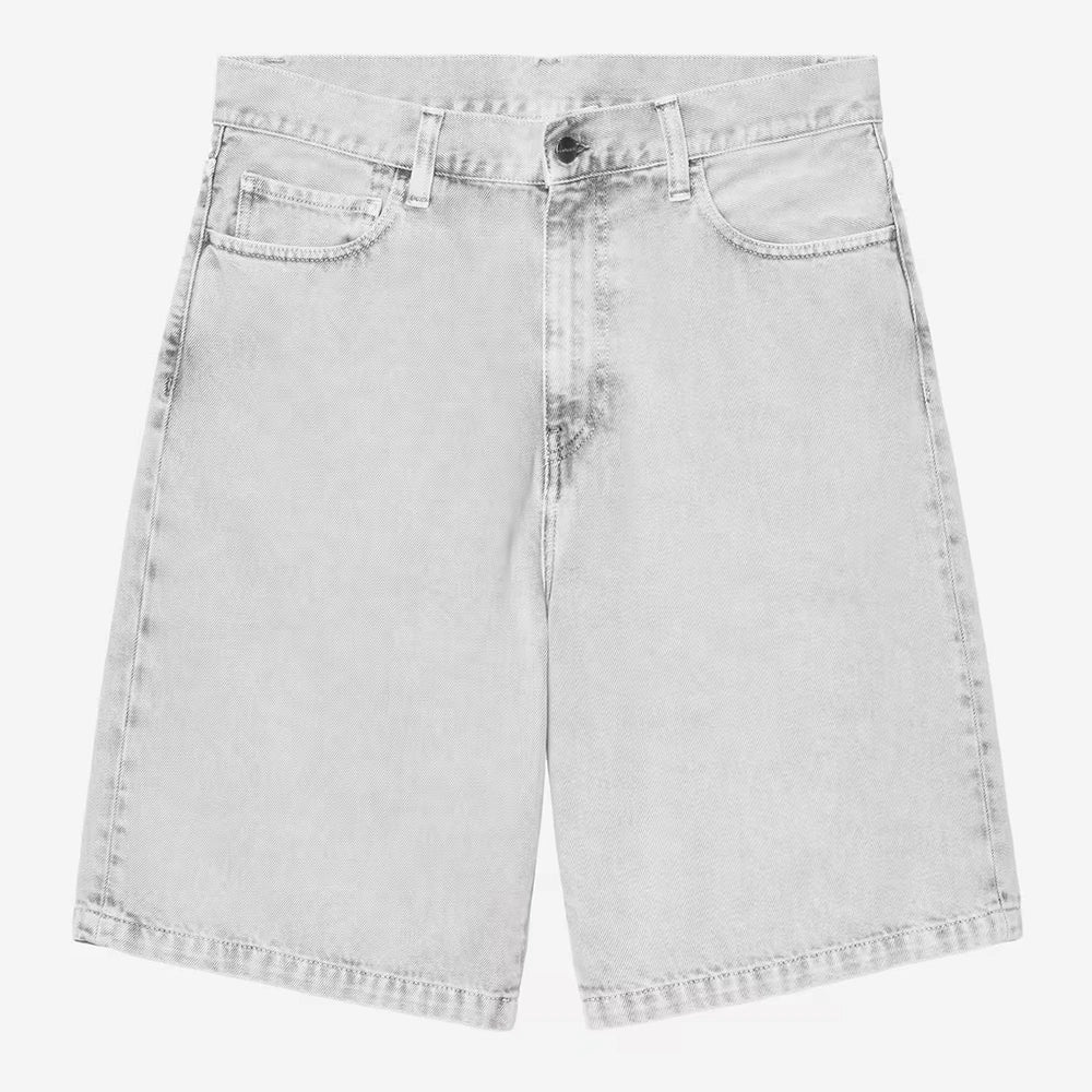 „Carhartt WIP Landon Short für Herren in Black Chalk Wash – verwaschene schwarze Jeans-Shorts im Loose Fit mit Carhartt Square-Label auf der Gesäßtasche bei Stickabush Berlin.“