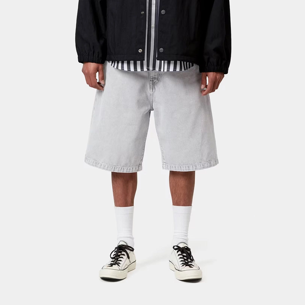 „Carhartt WIP Landon Short für Herren in Black Chalk Wash – verwaschene schwarze Jeans-Shorts im Loose Fit mit Carhartt Square-Label auf der Gesäßtasche bei Stickabush Berlin.“