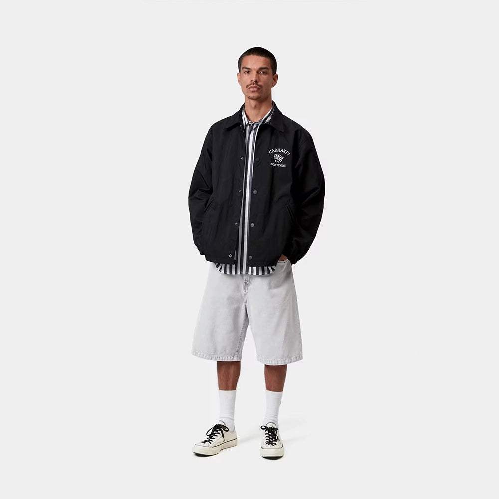 „Carhartt WIP Landon Short für Herren in Black Chalk Wash – verwaschene schwarze Jeans-Shorts im Loose Fit mit Carhartt Square-Label auf der Gesäßtasche bei Stickabush Berlin.“