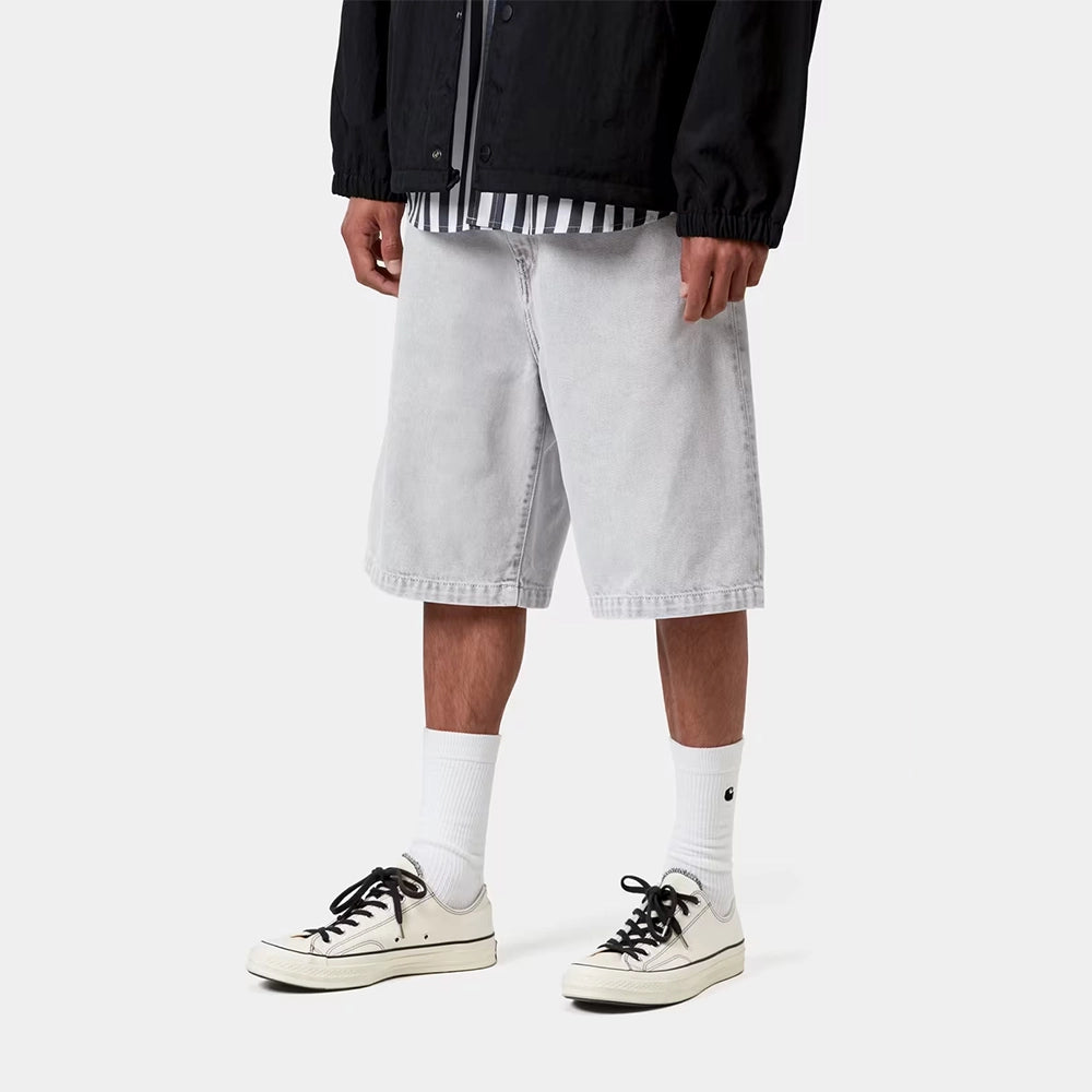 „Carhartt WIP Landon Short für Herren in Black Chalk Wash – verwaschene schwarze Jeans-Shorts im Loose Fit mit Carhartt Square-Label auf der Gesäßtasche bei Stickabush Berlin.“