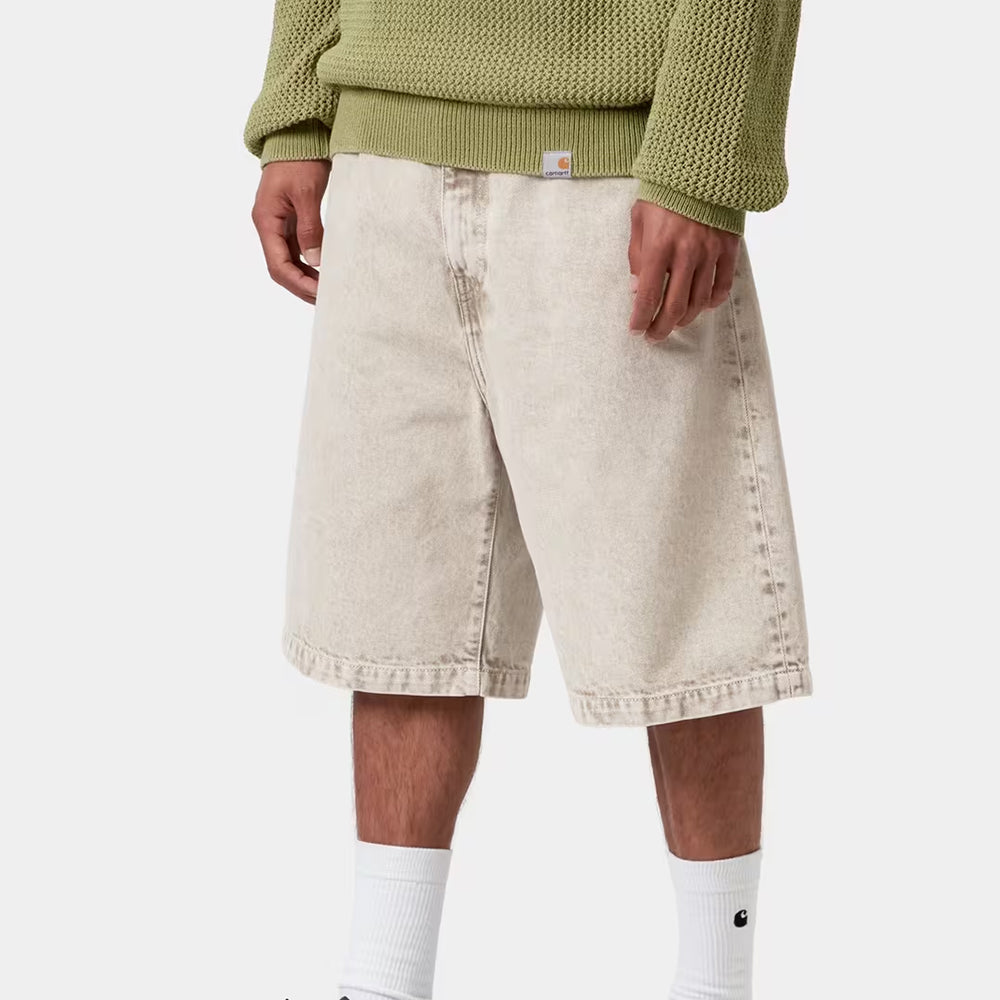 „Carhartt WIP Landon Short für Herren in Opuntia Chalk Wash – weit geschnittene Jeans-Shorts im Loose Fit aus salbeigrün verwaschenem Denim mit Logo-Patch bei Stickabush Berlin.“